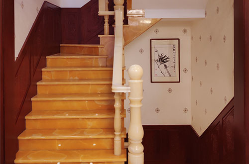 会山镇中式别墅室内汉白玉石楼梯的定制安装装饰效果